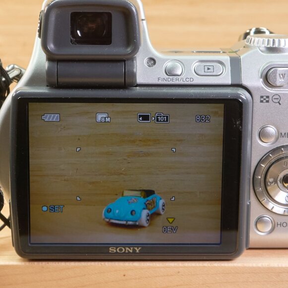 Sony DSC-H9 Digital Camera / 8.1MP / 15x Carl Zeiss Zoom Lens / Japan - Picture 5 of 11